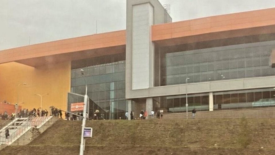 На место прибыли кинологи и саперы.