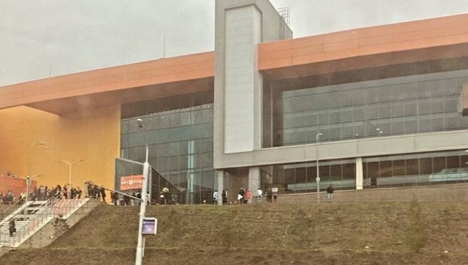 На место прибыли кинологи и саперы.