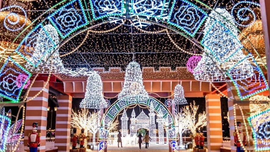 Новогодняя ярмарка на Кремлевской набережной в Казани занимает четвертую строчку в рейтинге самых лучших рождественских фестивалей