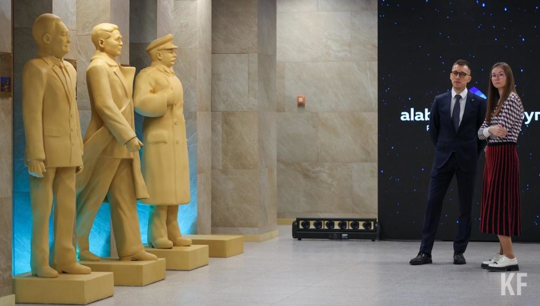 Причину выбора именно этого деятеля не объяснили.