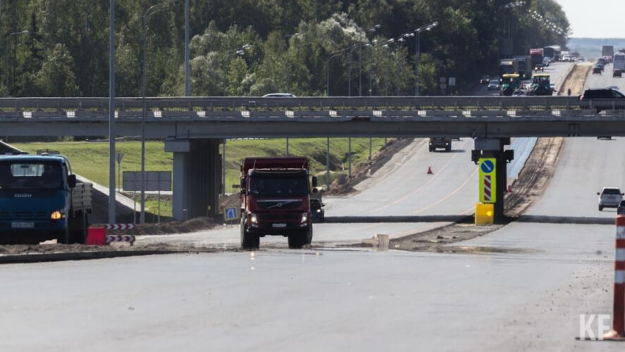 Путепровод находится на улицах Озерная и Новостроительная и создает устойчивую транспортную связь промышленной части города с жилыми районами и выездом в сторону Казани.