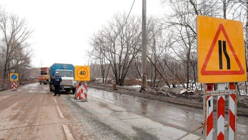 На место провала положили щебенку