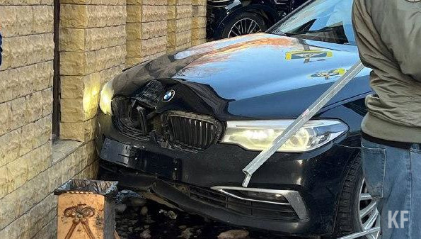 На месте происшествия стоят две кареты скорой помощи и пожарные.