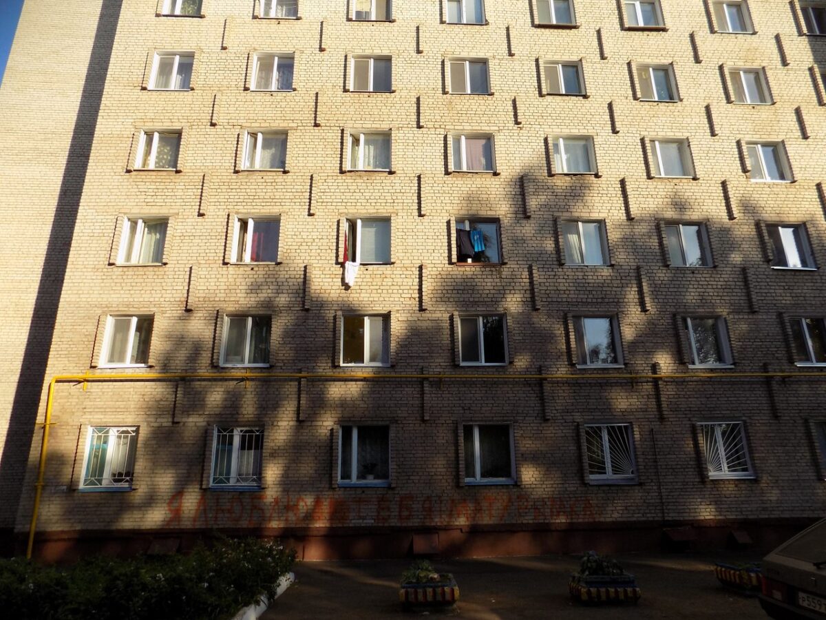 В Нижнекамске после падения с седьмого этажа дома ребенок умер в реанимации