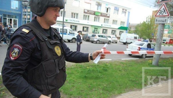 Трое вооруженных мужчин захватили заложников в белгородском отделении банка «Западный»