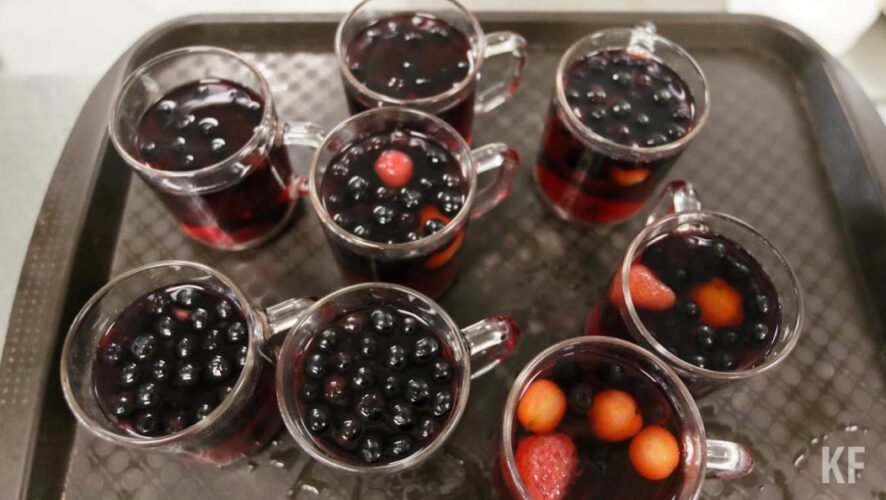 Однако людям не рекомендуют добавлять в напитки подсластители.