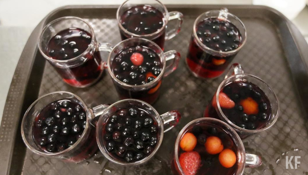 Однако людям не рекомендуют добавлять в напитки подсластители.