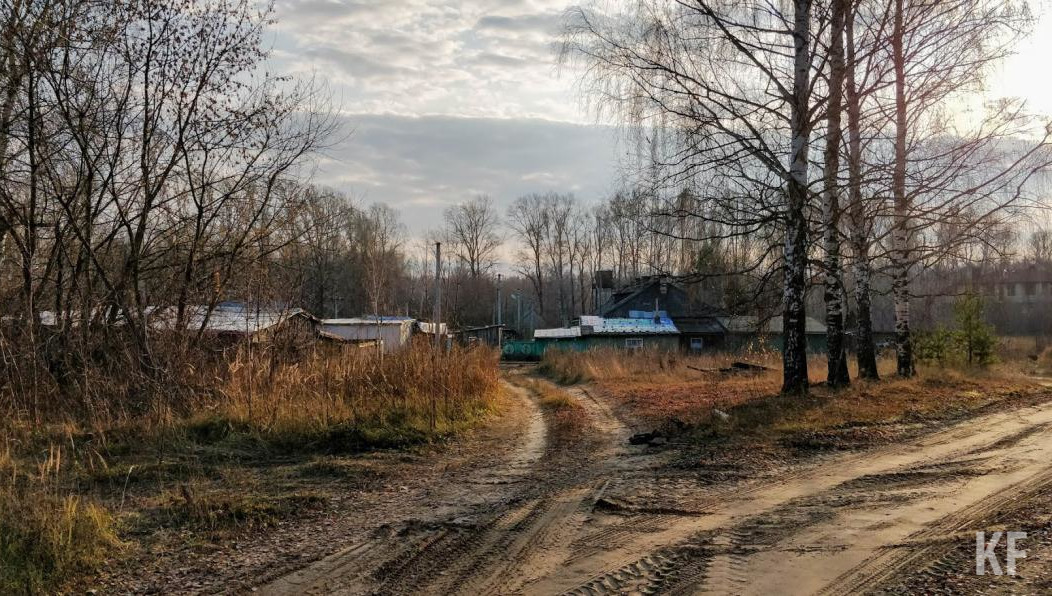 Он расположен в Среднекамышлинском сельском поселении.