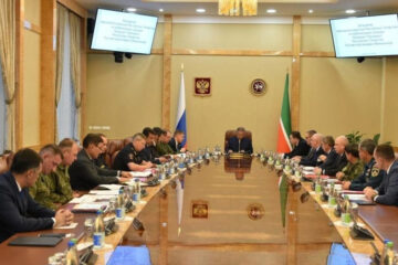 Президент Татарстана дал поручение главам районов выделить допсилы местным военкоматам для оперативного проведения извещения.