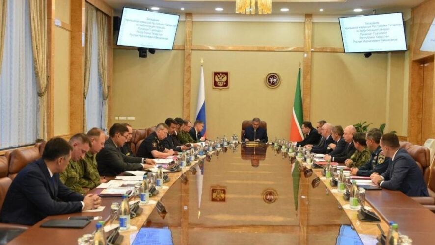 Президент Татарстана дал поручение главам районов выделить допсилы местным военкоматам для оперативного проведения извещения.