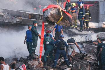 Спасательная бригада извлекла из-под завалов тела ещё двух человек.