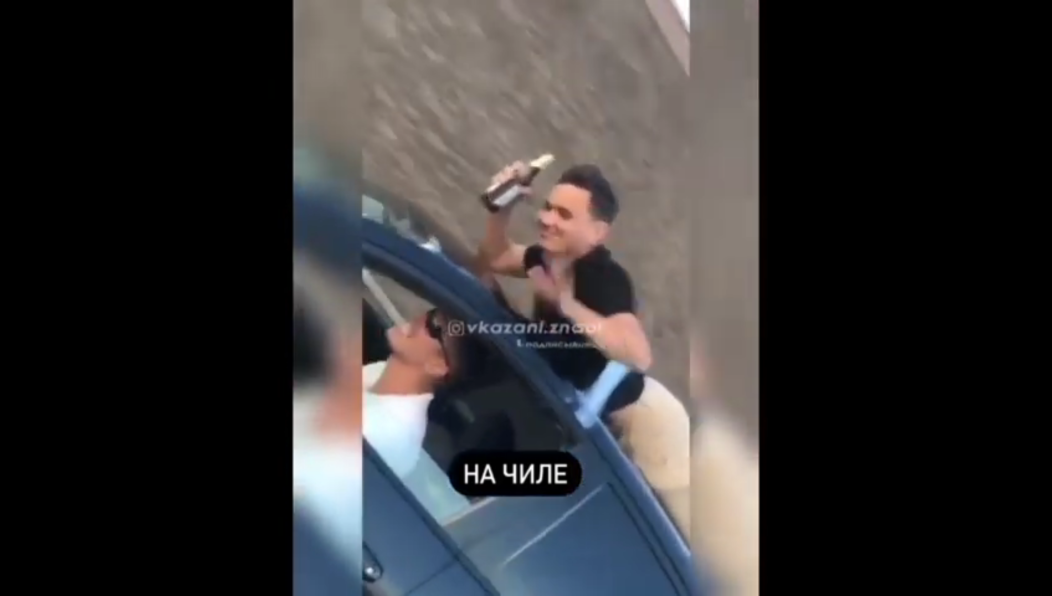 Видео появилось в сети и теперь пользователи пророчат озорникам штраф.