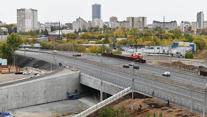 Двустороннее движение организовано по восьми полосам.
