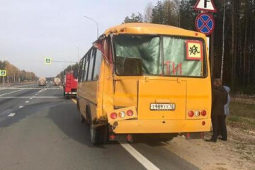 Автобус Куярской средней общеобразовательной школы вез на уроки 18 детей и двух учителей.