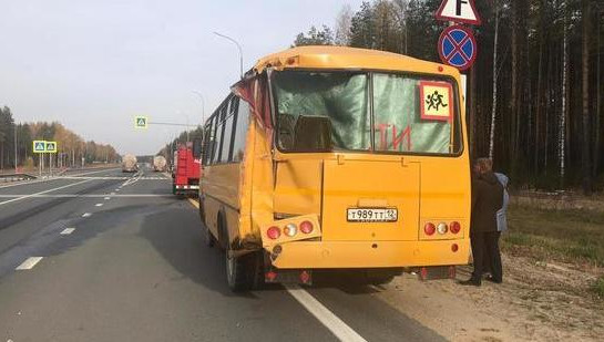 Автобус Куярской средней общеобразовательной школы вез на уроки 18 детей и двух учителей.