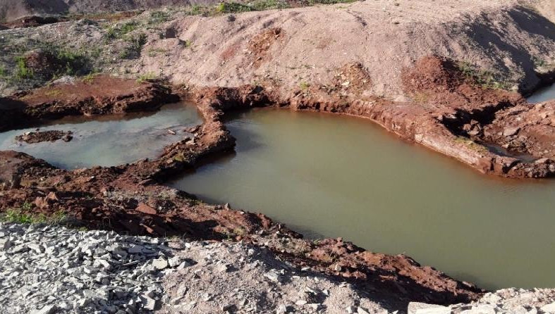 Полезные ископаемые добывали с нарушением условий лицензии.