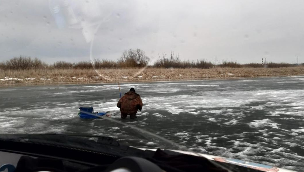 Прибывшие на место спасатели заметили недалеко от местной церкви на льду мужчин.