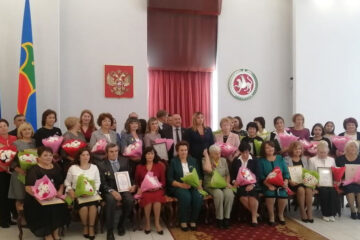 Награды работникам сферы образования вручала Ирина Сагидуллина.