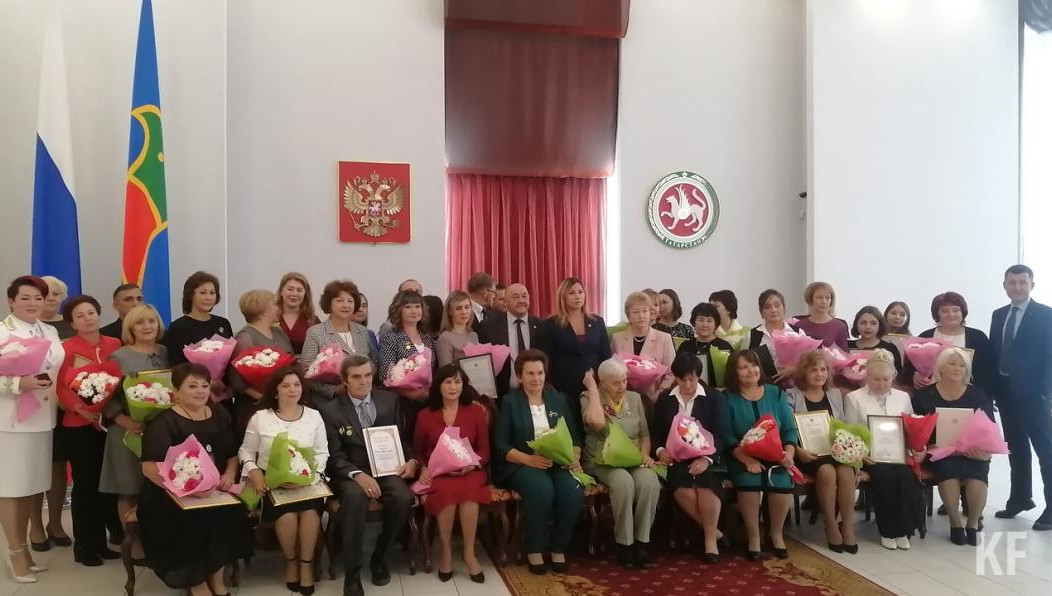 Награды работникам сферы образования вручала Ирина Сагидуллина.