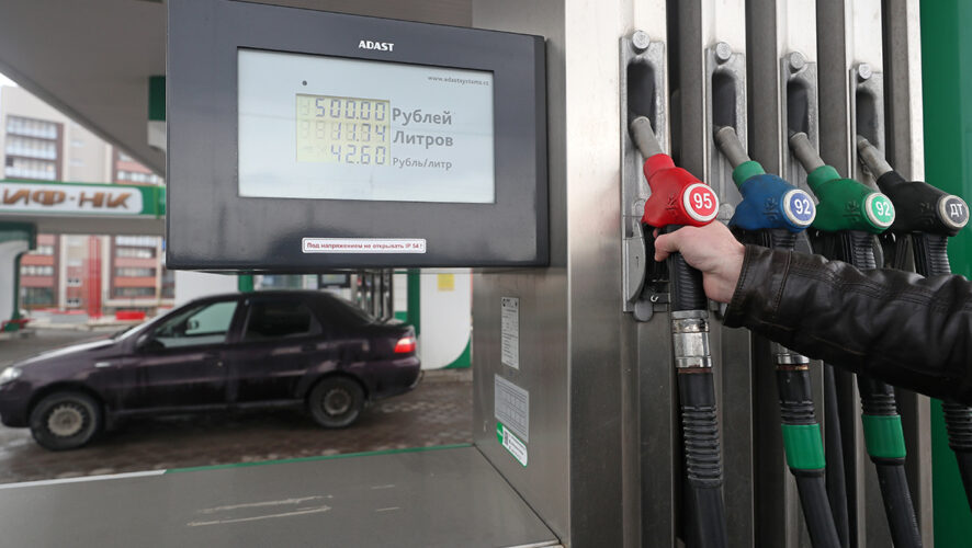 цены на бензин продолжают расти вслед за дорожающей нефтью. А летний сезон и активизация внутреннего автомобильного туризма еще сильнее разгоняют стоимость. Поговорили с экспертами