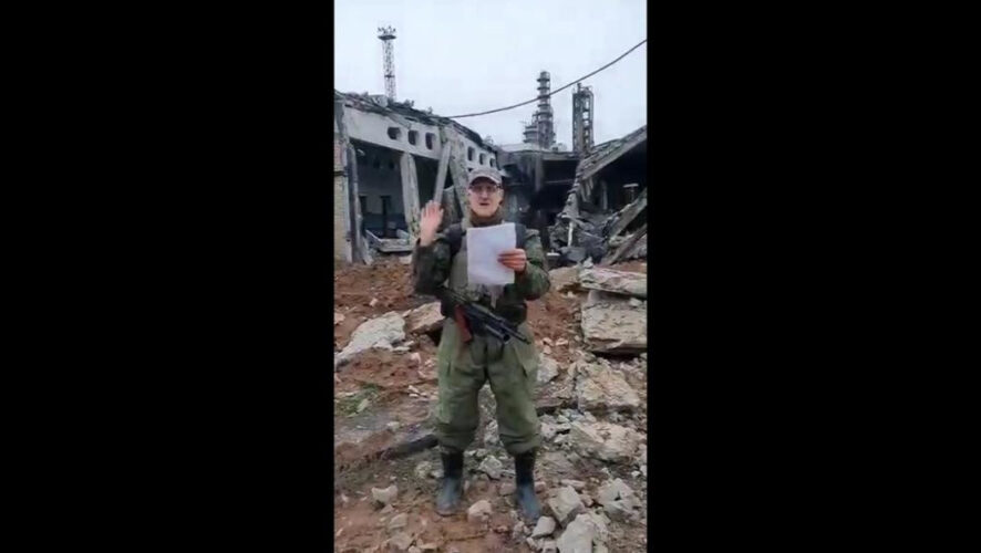 Мужчина с оружием наперевес произнес трогательную речь под звуки обстрела.