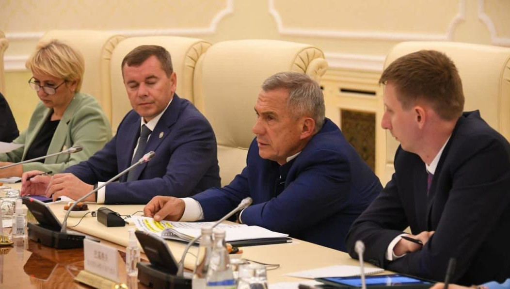 Глава республики поблагодарил Мукийита за интерес к форуму и отметил положительную динамику в торговле между Татарстаном и Китаем.