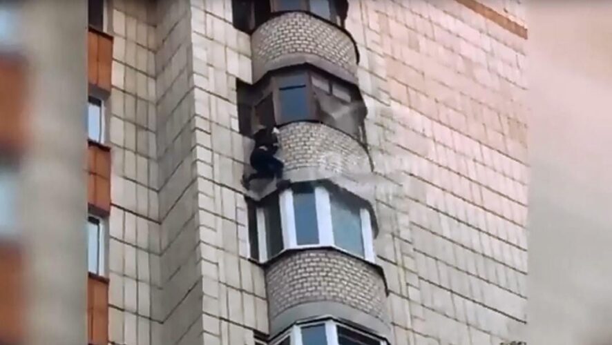 Казань потряс дикий случай. Женщина свисает с балкона
