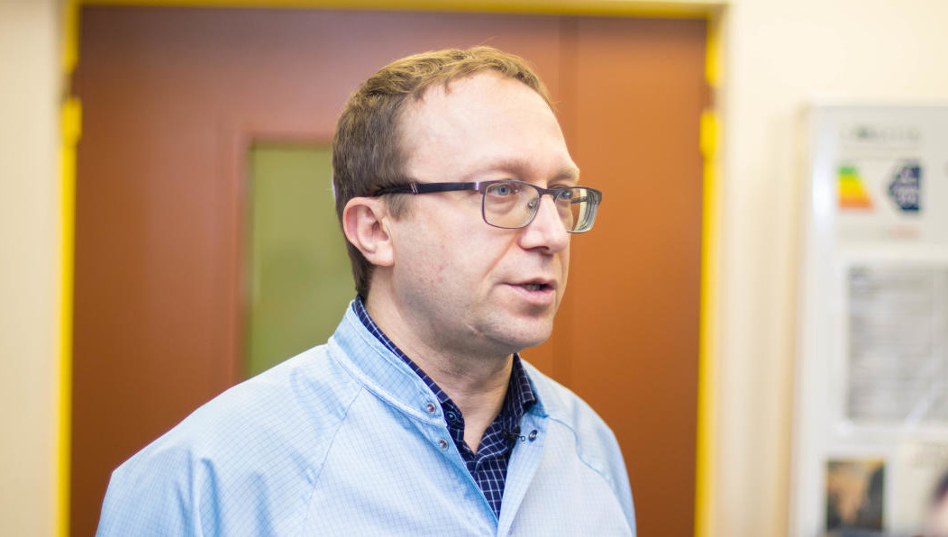 Возбудитель инфекции проникает в организм человека в месте укуса.