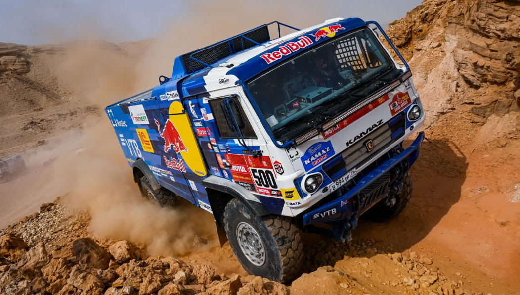 Два «КАМАЗа» вышли в лидеры зачета грузовиков.