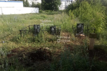 Владельцы умерших питомцев не поскупились и установили мраморные памятники с оградками.