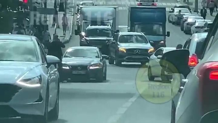 Из-за ДТП движение на данном участке дороги оказалось затруднено.