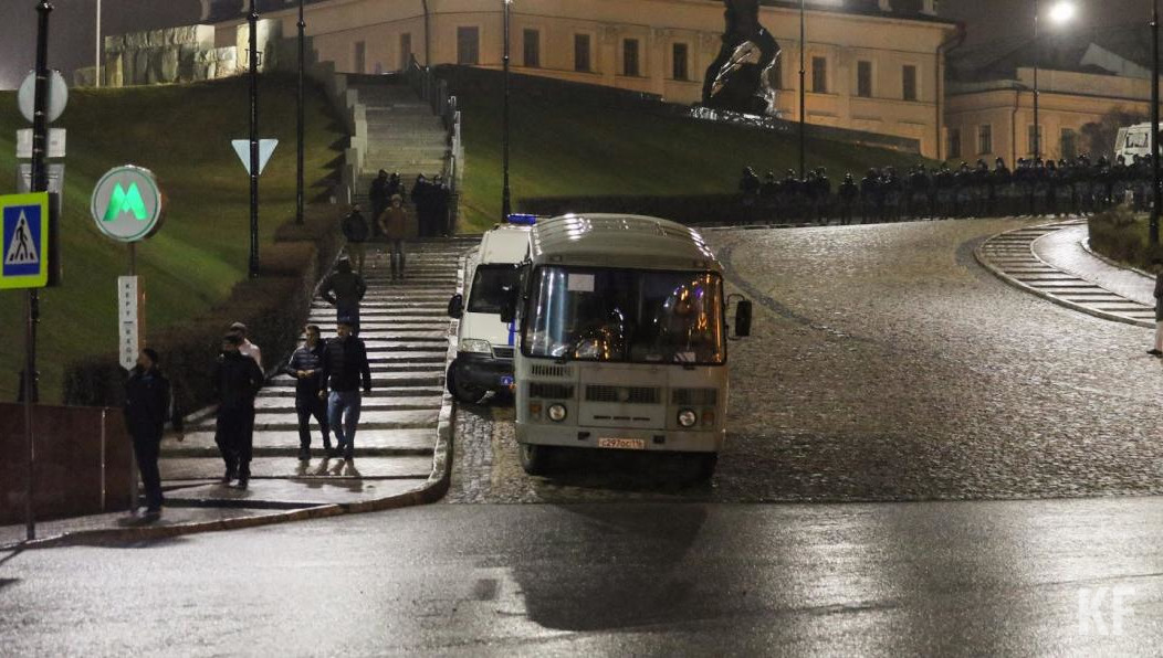 Во время досмотра у одного из парней нашли порошкообразное вещество.