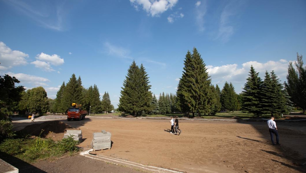 Чиновники также на выездном совещании обсудили создание зоны отдыха на территории бульвара рядом с гостиницей.