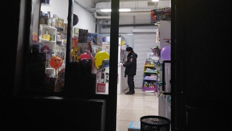 Парень шел по улице с ворованным ноутбуком.