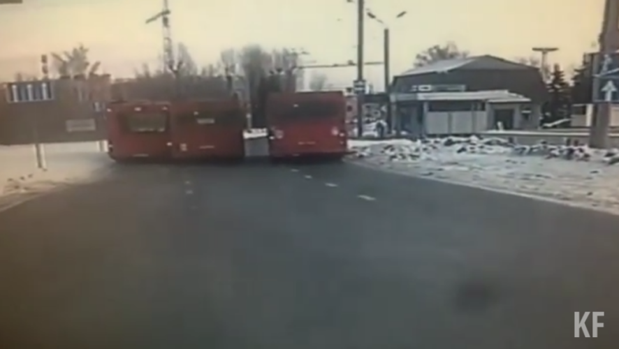 Столкновение маршрутных автобусов произошло 9 февраля недалеко от парка «Крылья Советов».