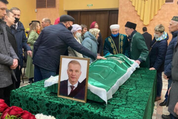 В Челнах простились с главой Центрального района Искандаром Галимовым. Чиновник скончался неожиданно для всех на 62-м году жизни.