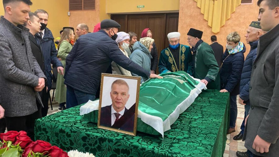В Челнах простились с главой Центрального района Искандаром Галимовым. Чиновник скончался неожиданно для всех на 62-м году жизни.