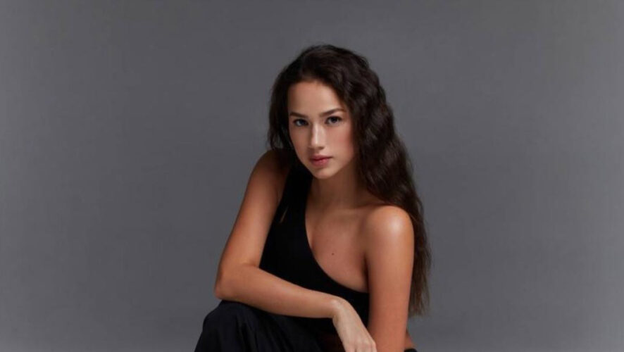 Алина Загитова порадовала подписчиков новой фотосессией.