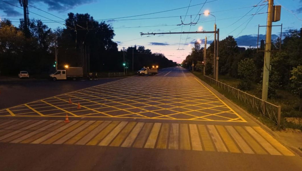 Автомобилистов просят быть внимательными и не выезжать на перекресток с затором.