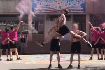 «ЛГБТ-танец» учеников одного из лицеев Екатеринбурга спровоцировал жесткую реакцию в обществе – осуждению подверглись как сами подростки