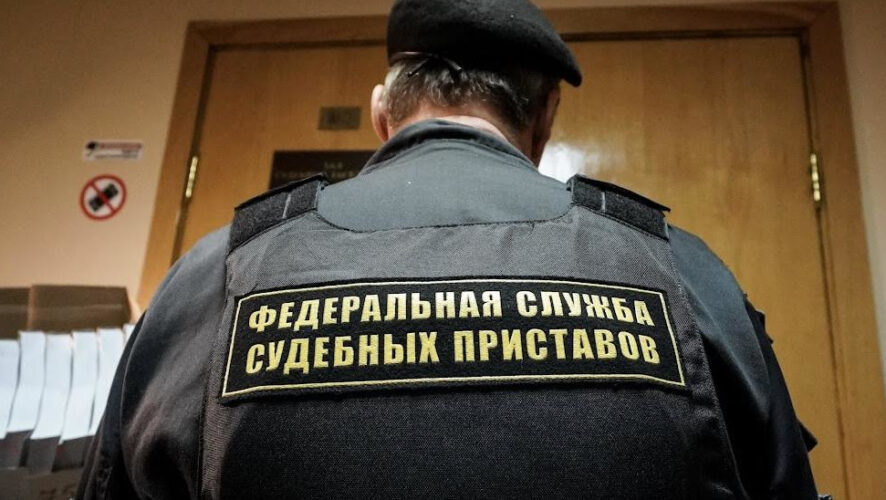 Должником оказался инструктором в автошколе.
