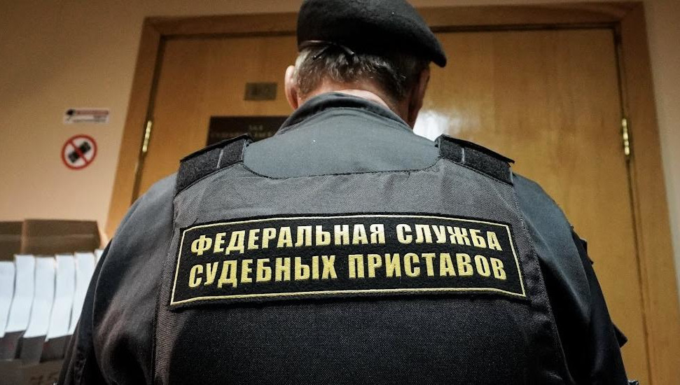 Должником оказался инструктором в автошколе.