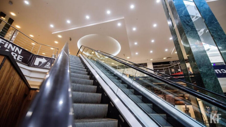 Рука малышки попала под эскалатор.