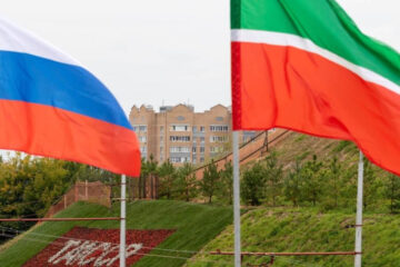 Государственные флаги России и Татарстана