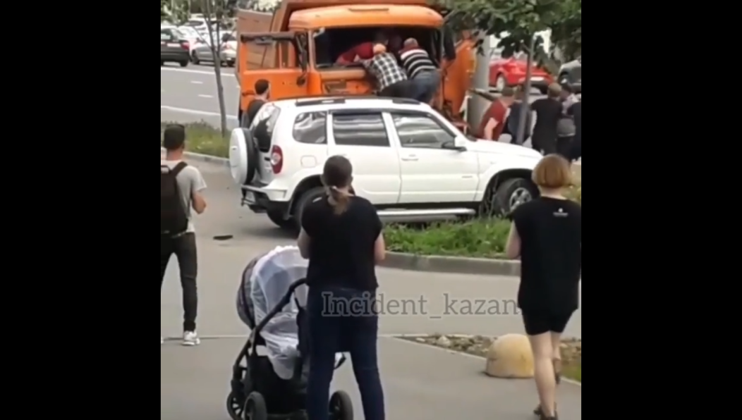 Большегруз врезался в столб