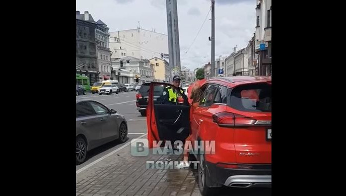 Автоледи сообщила о большом стаже за рулем.