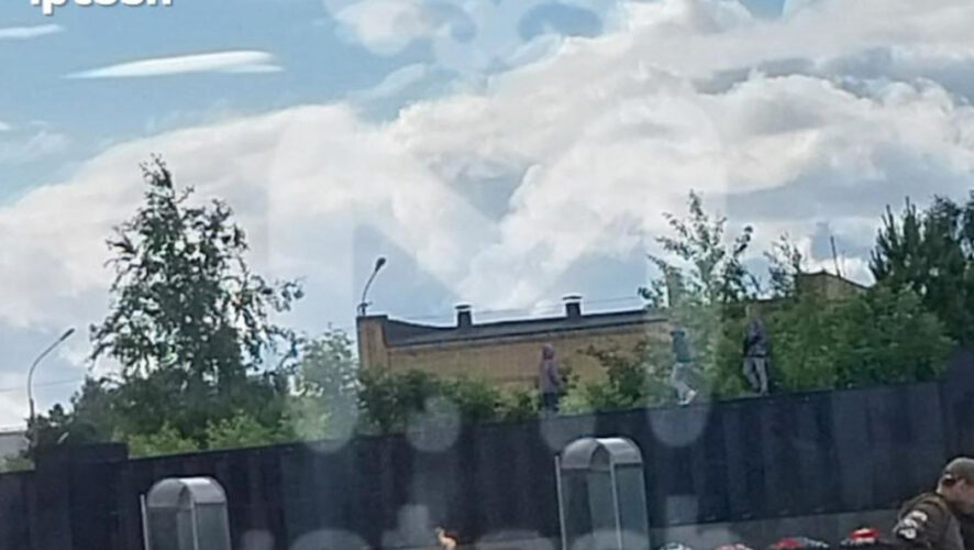 Правоохранители устанавливают личности ребят.