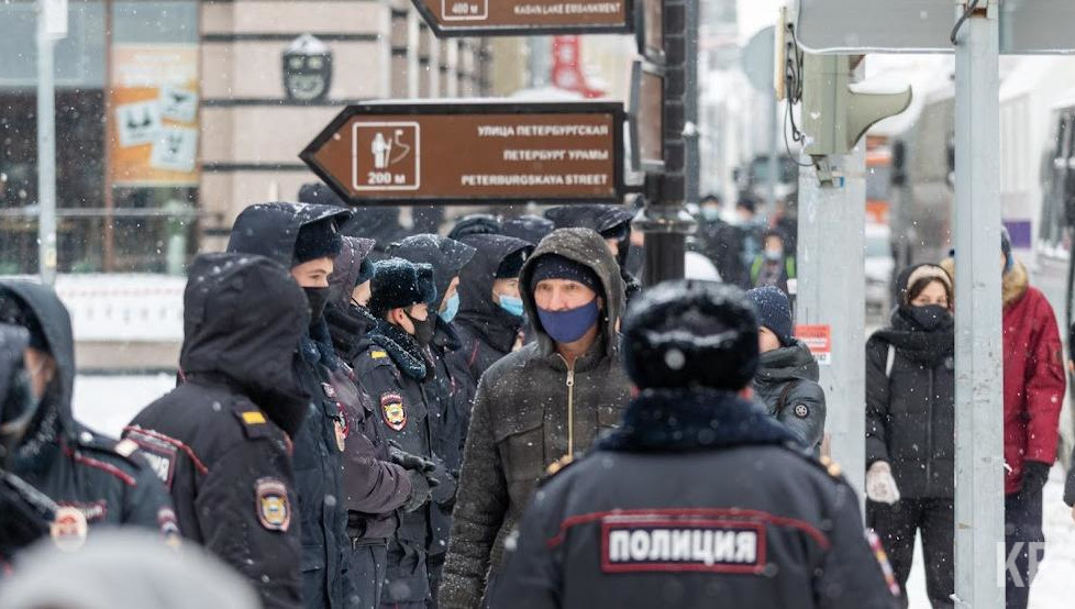 Он ударил правоохранителя прямо по лицу.