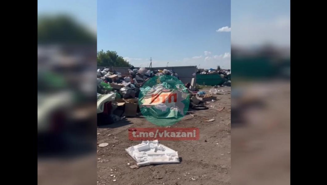 Мусор не вывозят довольно продолжительное время и на жаре всё это дело источает не самые приятные «ароматы».