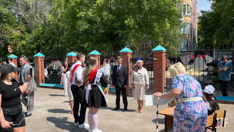 В Альметьевском районе начались торжественные линейки в школах для старшеклассников.